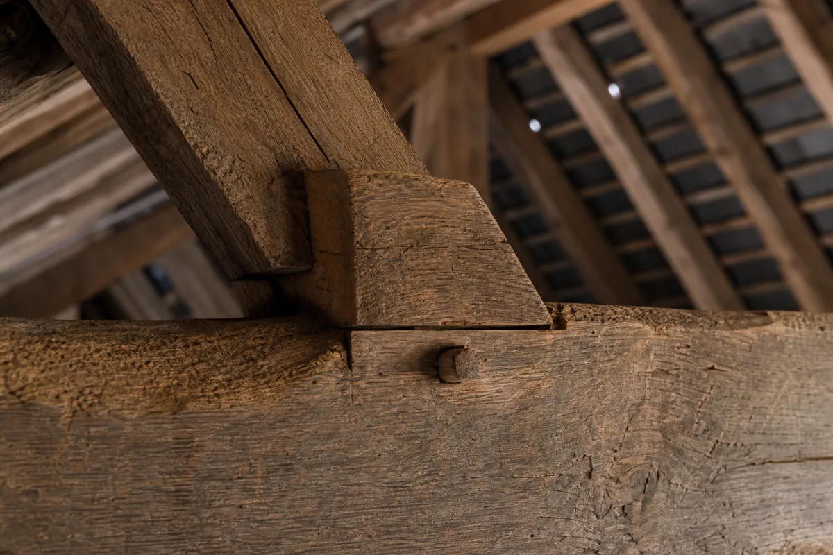 Ferme en chêne d&rsquo;une charpente traditionnelle nantaise vue depuis les combles