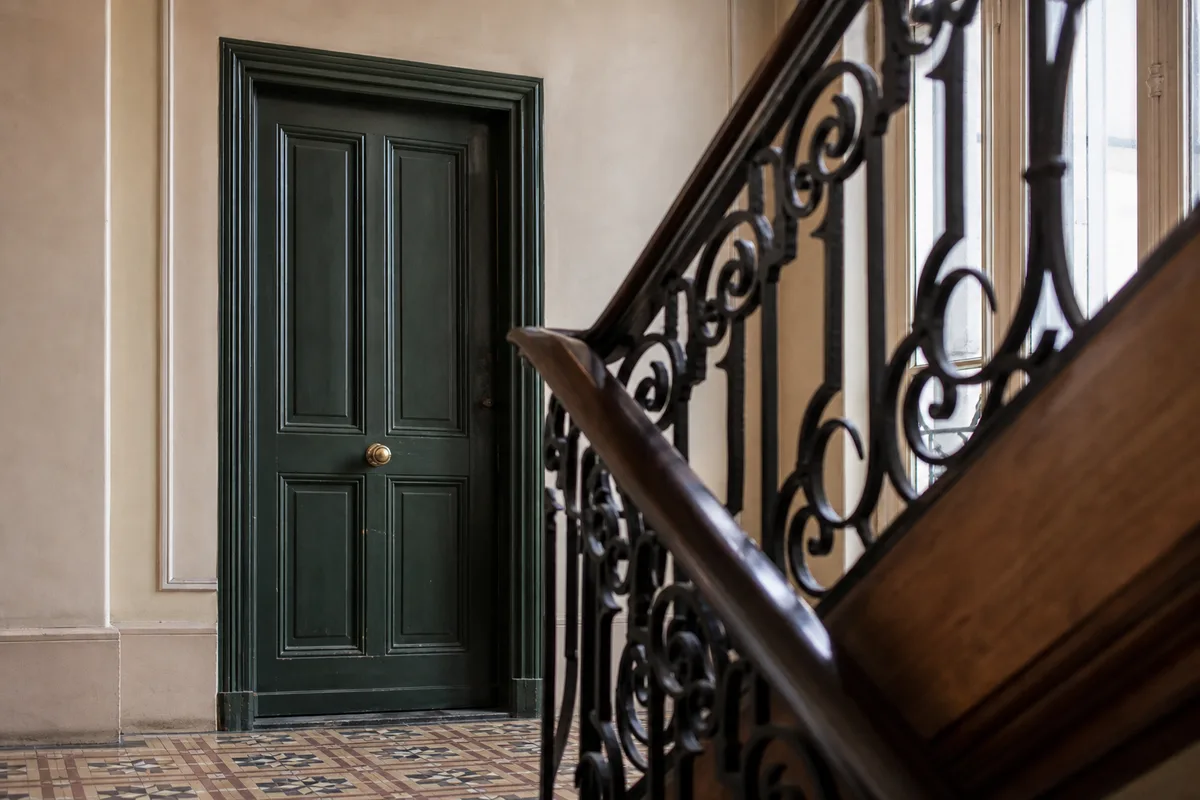 Porte palière en bois mouluré sur un palier d&rsquo;immeuble ancien nantais
